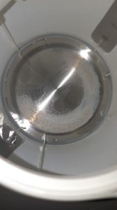 Чому вода залишає білий наліт на посуді та кранах: причини, наслідки та прості рішення 1 typovyj bilyj nalit vid zhorstkoyi vody na dni chajnyka